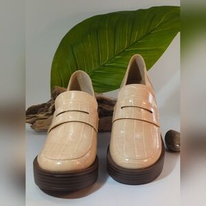 NWOT YVO Beige Platform Shoes Women's Size 8